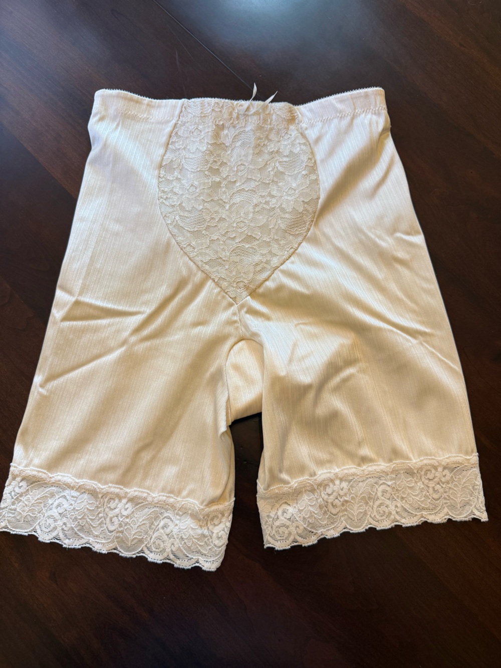 Vintage lilyette Women's Light cream Slip shorts lace trim size large